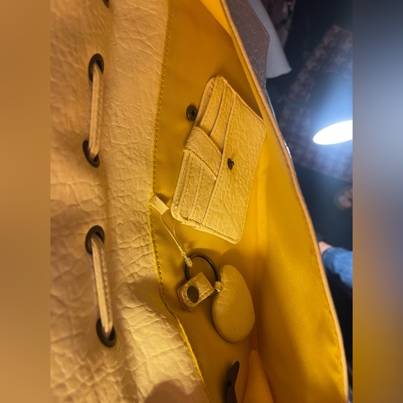 Jessica Simpson white flowery wristlet - Picture 2 of 4